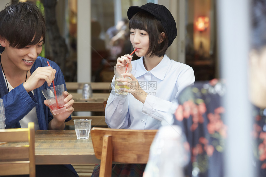 愉快东京酒水饮料做咖啡馆约会的男人和妇女图片