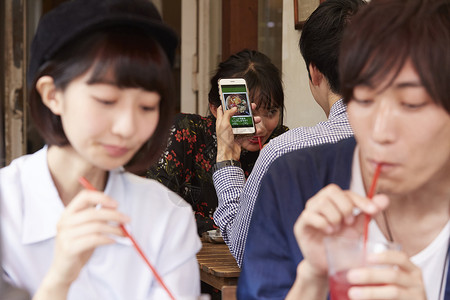 在咖啡馆约会的男人和少女图片