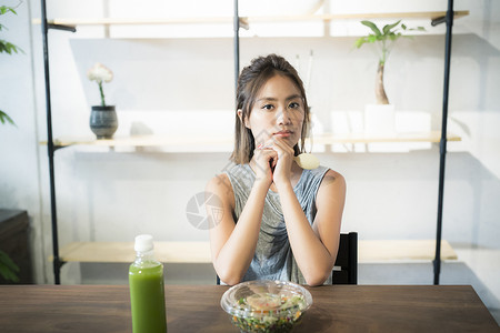 健康生活吃色拉的女人图片