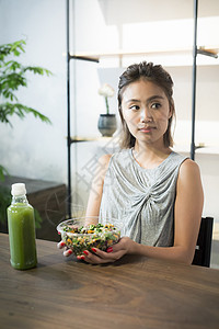 女孩子在吃减肥餐图片