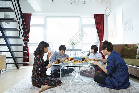 年轻人聚在一起吃饭图片
