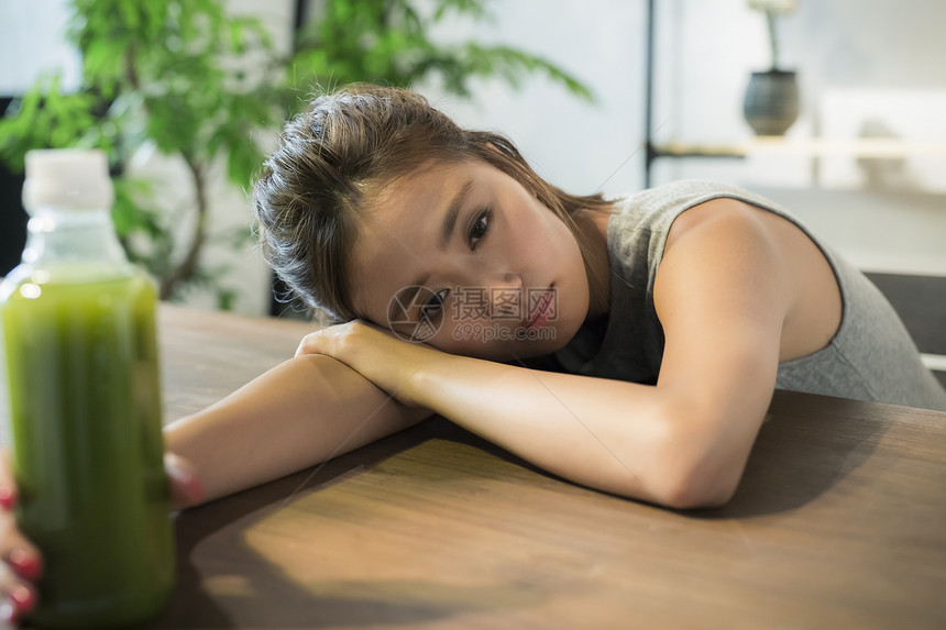 喝果汁的女孩子图片