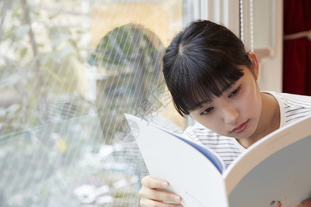 女孩子在窗前读书图片