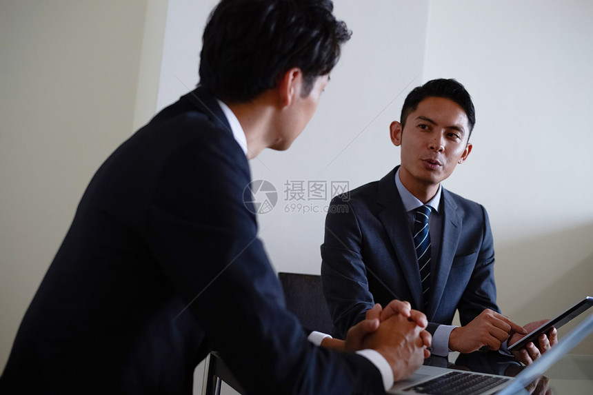 日本人合伙人户内开会图片