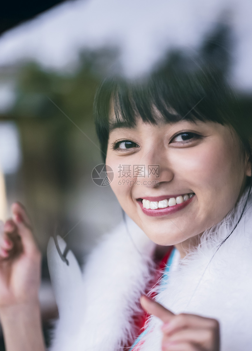 和服女人在窗口图片