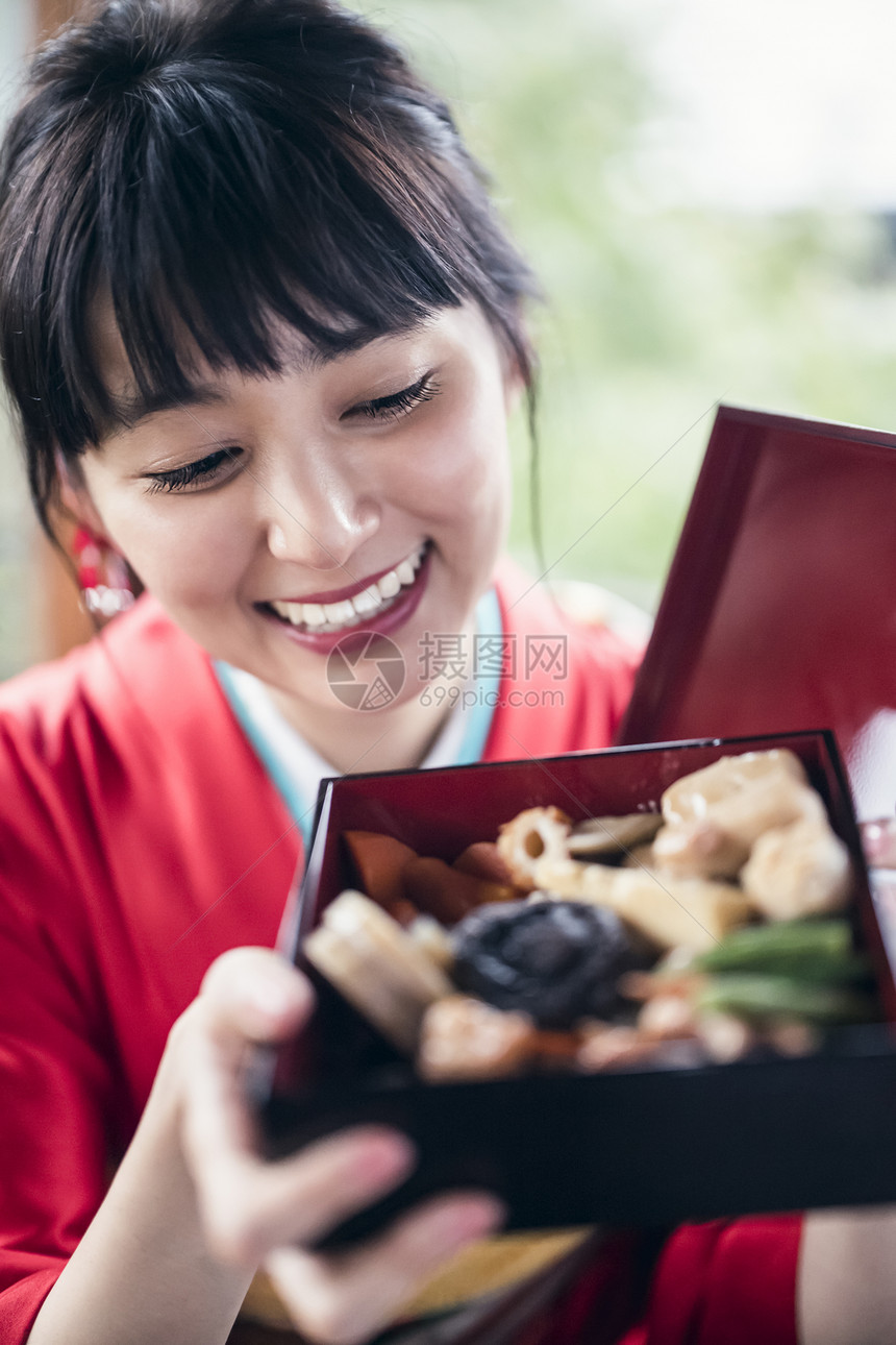 和服女人与新年前夜图片