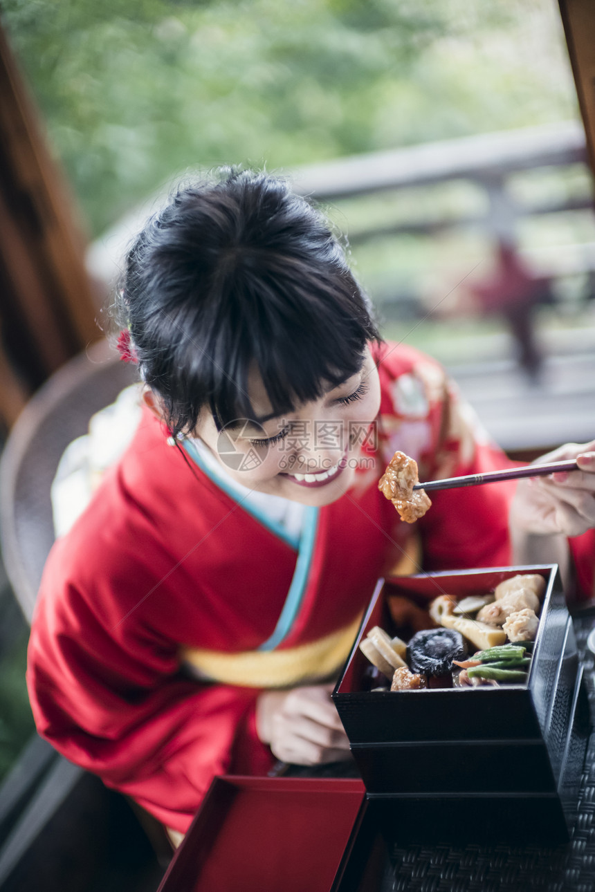 享受美食的日式和服美女图片