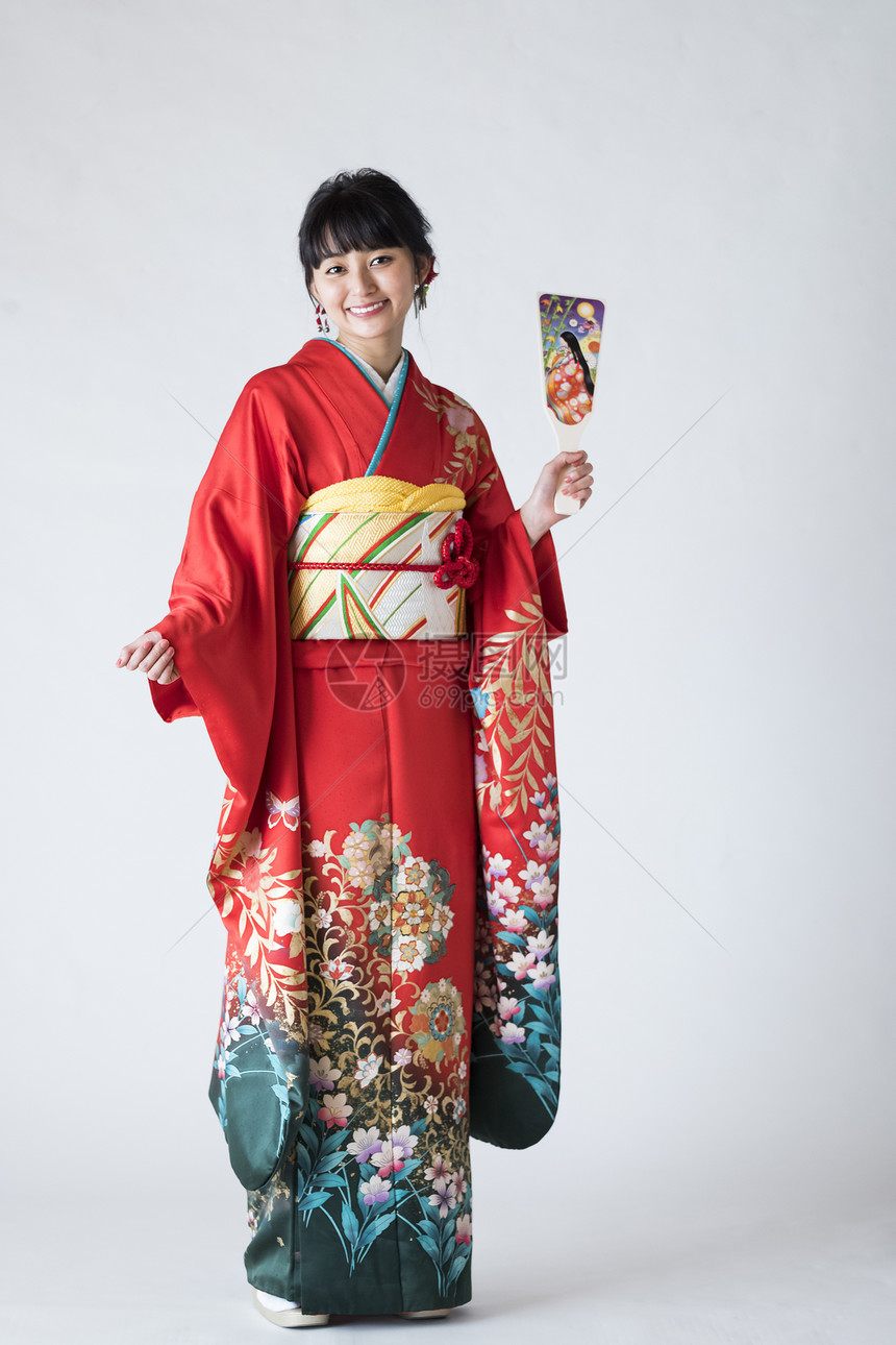 传统日式和服美女手拿扇子图片
