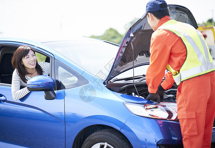 道路救援人员检查故障车辆图片