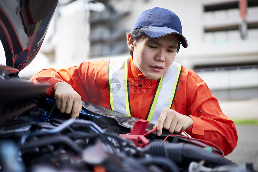 道路救援人员检查故障车辆图片