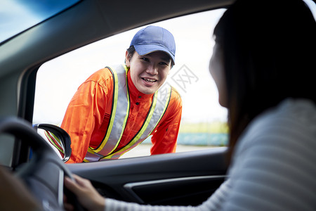 道路救援服务人员询问司机状况图片