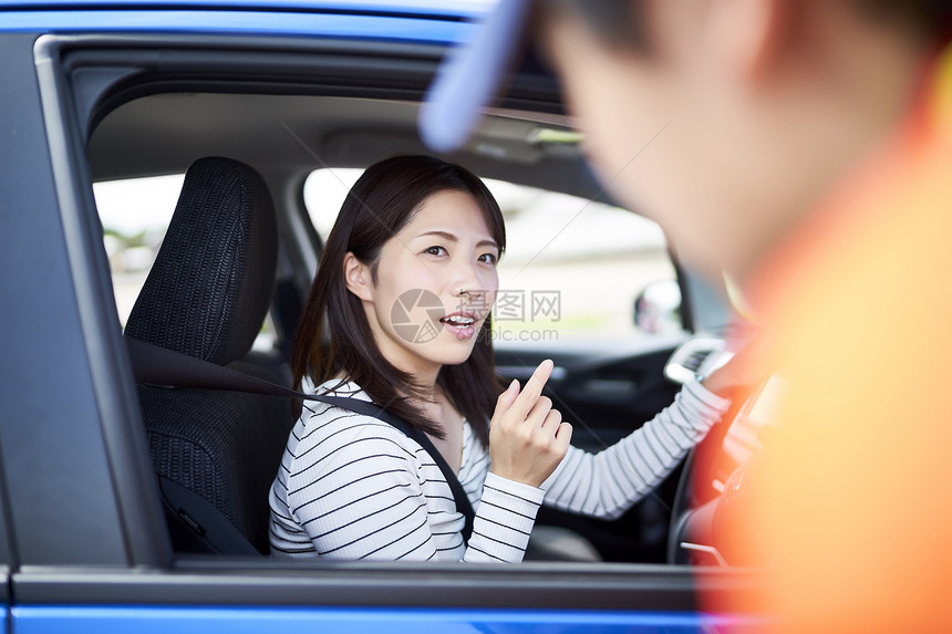 女司机为道路救援服务人员讲解故障问题图片