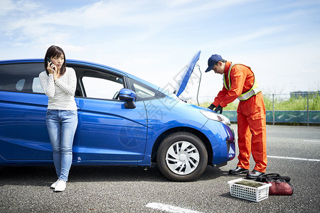 道路救援服务人员检修汽车电路图片