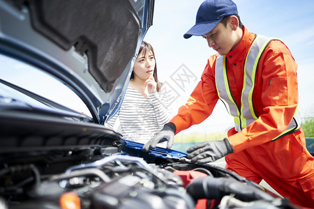 道路车辆救援服务人员检测修车图片