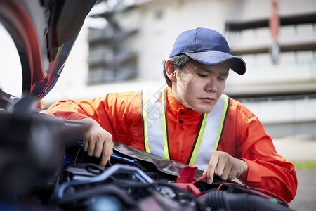 道路车辆救援服务人员检测修车图片