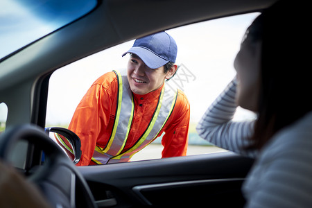 道路救援服务人员询问司机状况图片