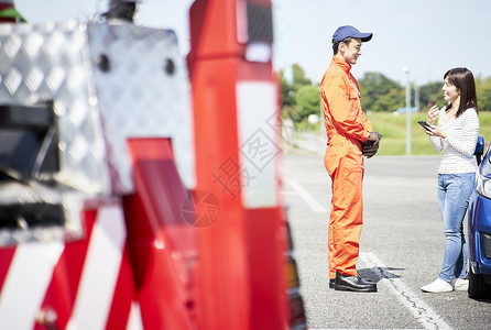 道路救援服务人员与客户沟通图片