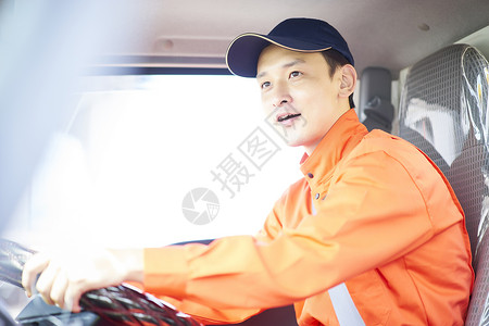 道路救援服务人员开车图片