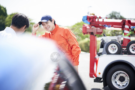 道路救援服务人员与客户沟通图片