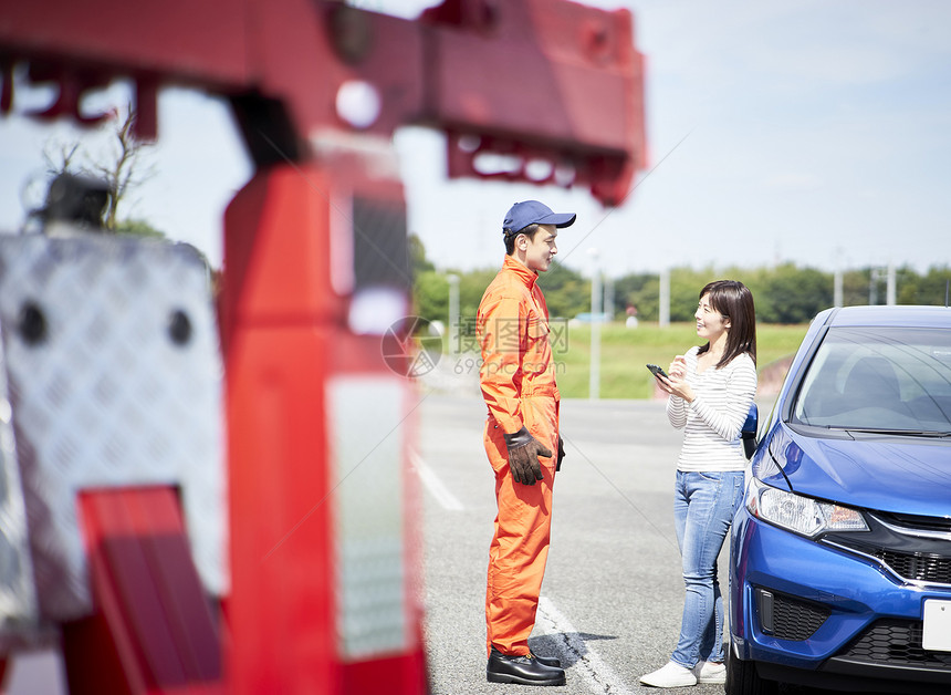 道路救援服务人员为女司机讲解维修建议图片