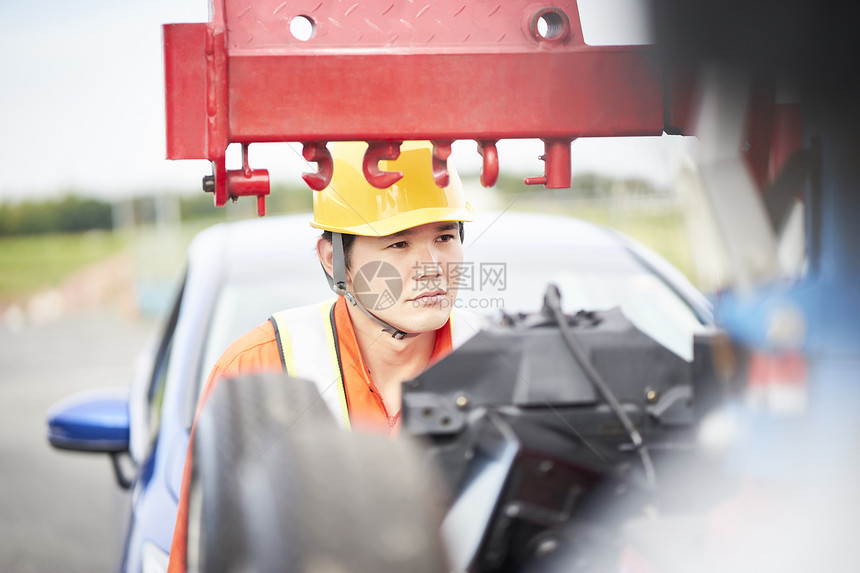 道路救援服务人员检查牵引装置图片