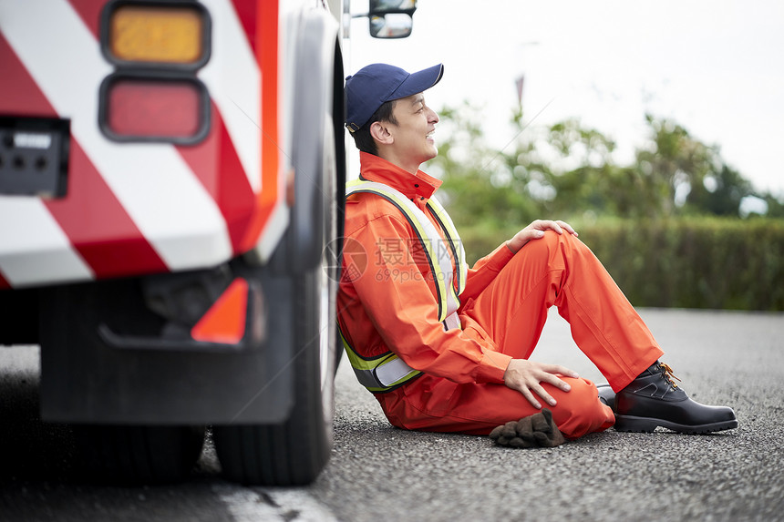 道路救援服务人员开车图片