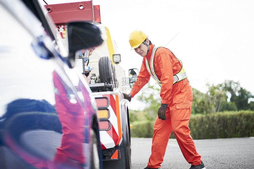 道路救援工作人员准备拖车图片