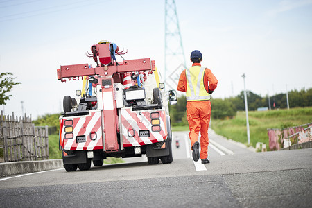 道路救援工作人员准备拖车图片