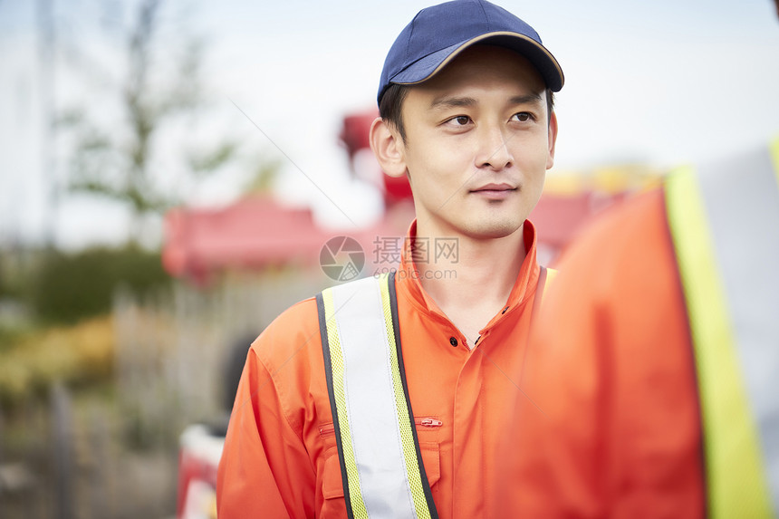 道路救援服务人员开车图片