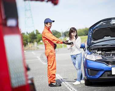 道路救援服务人员与客户沟通图片