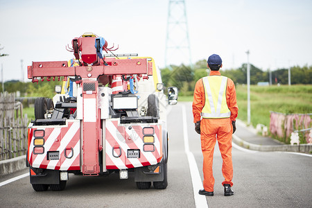 道路上的道路救援服务人员图片