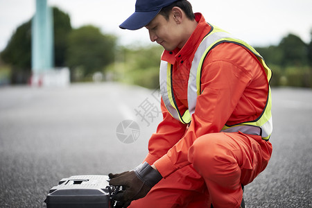 道路救援服务人员准备工具图片