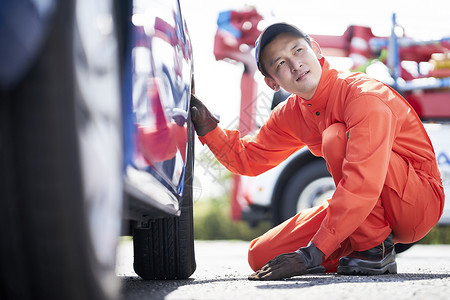 道路救援服务人员检查更换轮胎图片