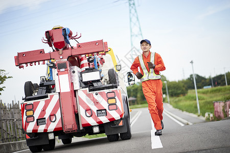 道路上的道路救援服务人员图片