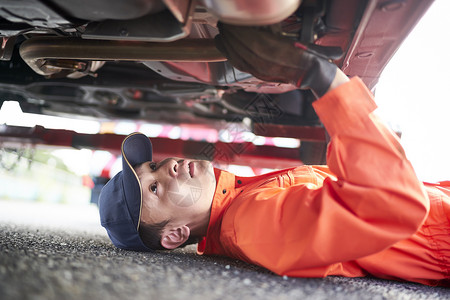 在车底检修故障的道路救援服务人员图片