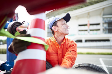 搬运放置路障锥桶的道路救援服务人员图片