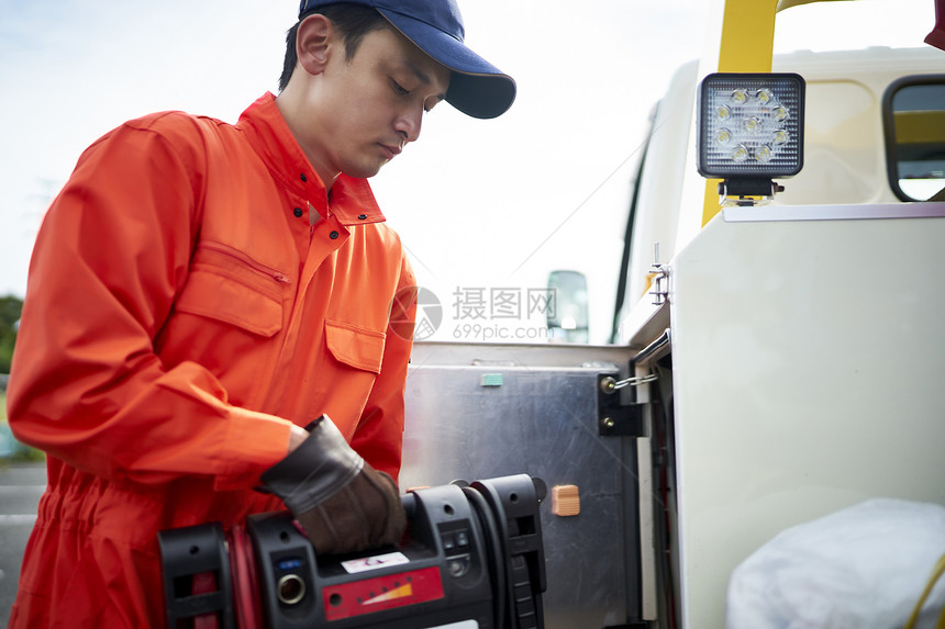 道路救援服务人员准备工具图片