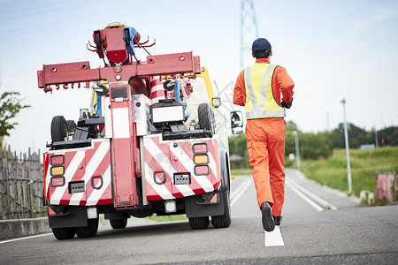 道路上的道路救援服务人员背影图片