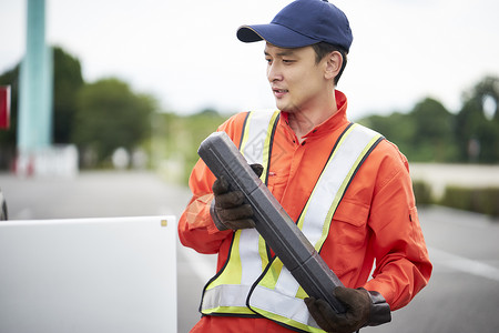 拿着工具箱的道路救援服务人员图片