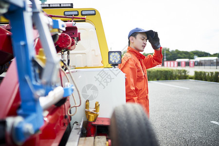 道路上的道路救援服务人员图片