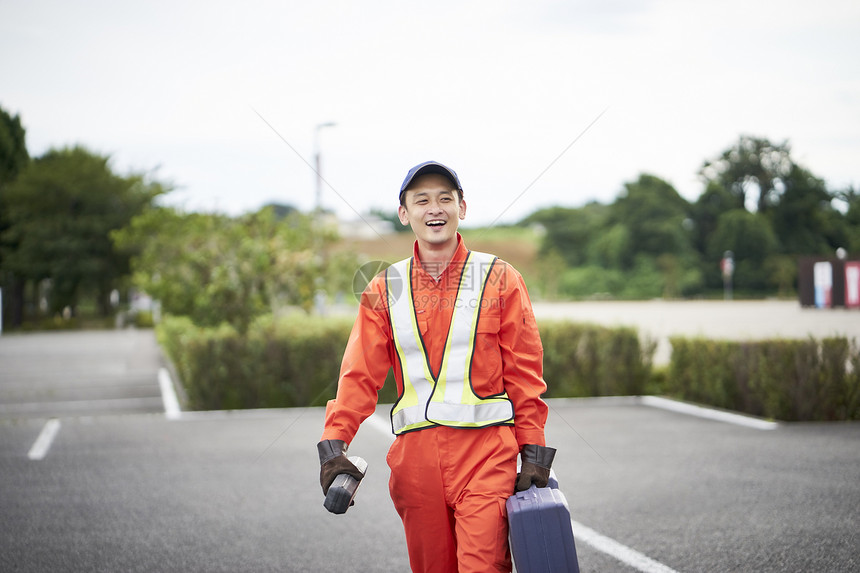 拿着工具箱的道路救援服务人员图片