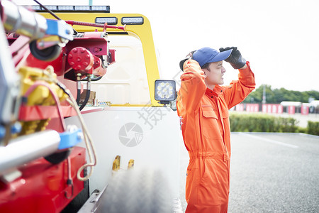 道路上的道路救援服务人员图片