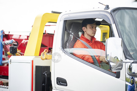 道路救援人员开车图片