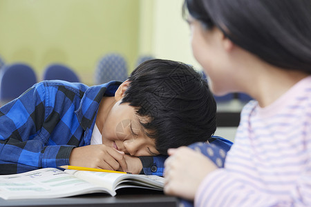 上课时间睡觉的学生图片