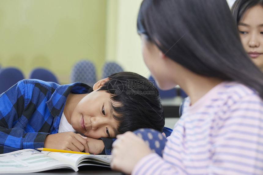 学校教室里不开心的学生图片