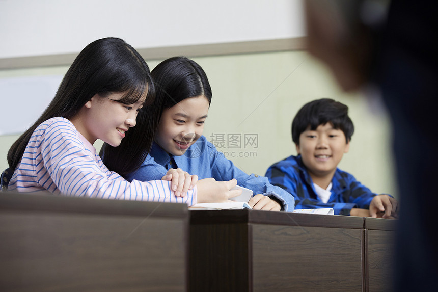 小学生在教室里写作业图片