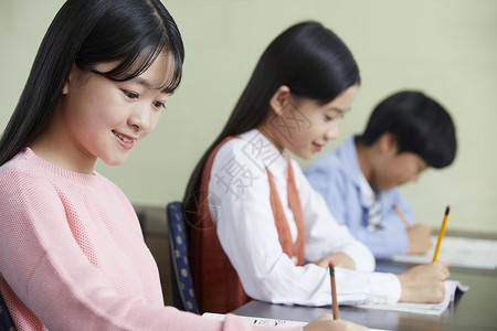 学生在教室内写作业图片