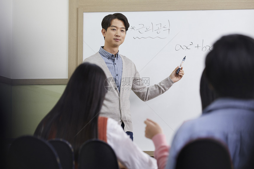 老师在教里内讲课图片