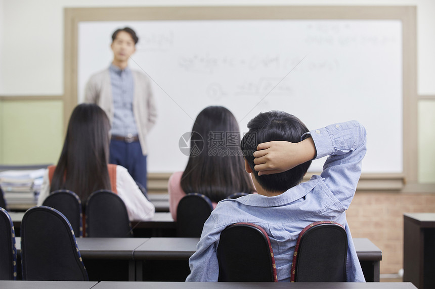 学校老师前的学生图片