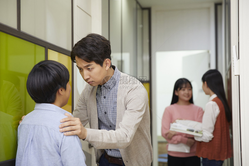 学校走廊的老师询问学生图片